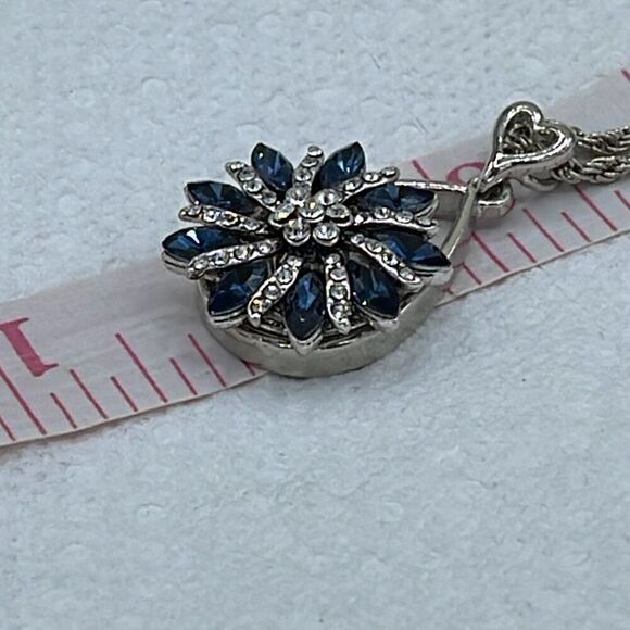 Sapphire CZ’ large flower pendant on a long 21” rope chain - Picture 8 of 10